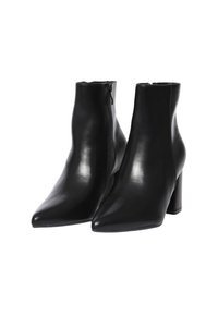 Stivali neri in pelle fino alla caviglia con punta affilata, cerniere laterali e tacchi a blocco.