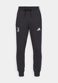 Černé joggingové kalhoty s elastickým pasem a šňůrkou. Na bocích se nachází bílé logo Adidas a emblém Juventusu, doplněné kontrastními pruhy.