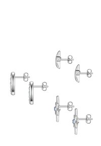 Trīs sudraba auskaru pāri: divi apaļi gredzena formas auskari ar akmeņiem, viens pāris zvaigznes formas ar zilu akcentu, visi ar stabiņiem.
