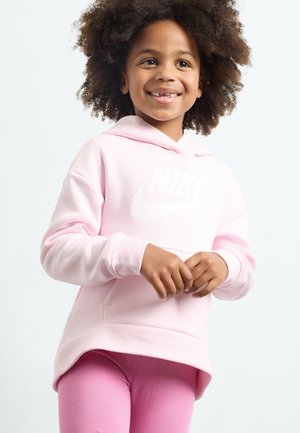 Felpa Nike rosa con un grande logo bianco, dotata di tasca a marsupio, polsini a coste e una vestibilità comoda, abbinata a leggings rosa.