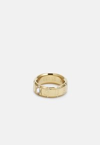 Goldring mit eingravierter "GUESS"-Markenbezeichnung, ausgestattet mit einem glatten Band, subtiler Textur und klaren Edelsteinakzenten.