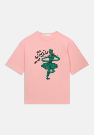 Hellrosa T-Shirt mit einer grünen Linienzeichnung eines Tänzers und schwarzem Text "The Animals Observatory" auf der Vorderseite.