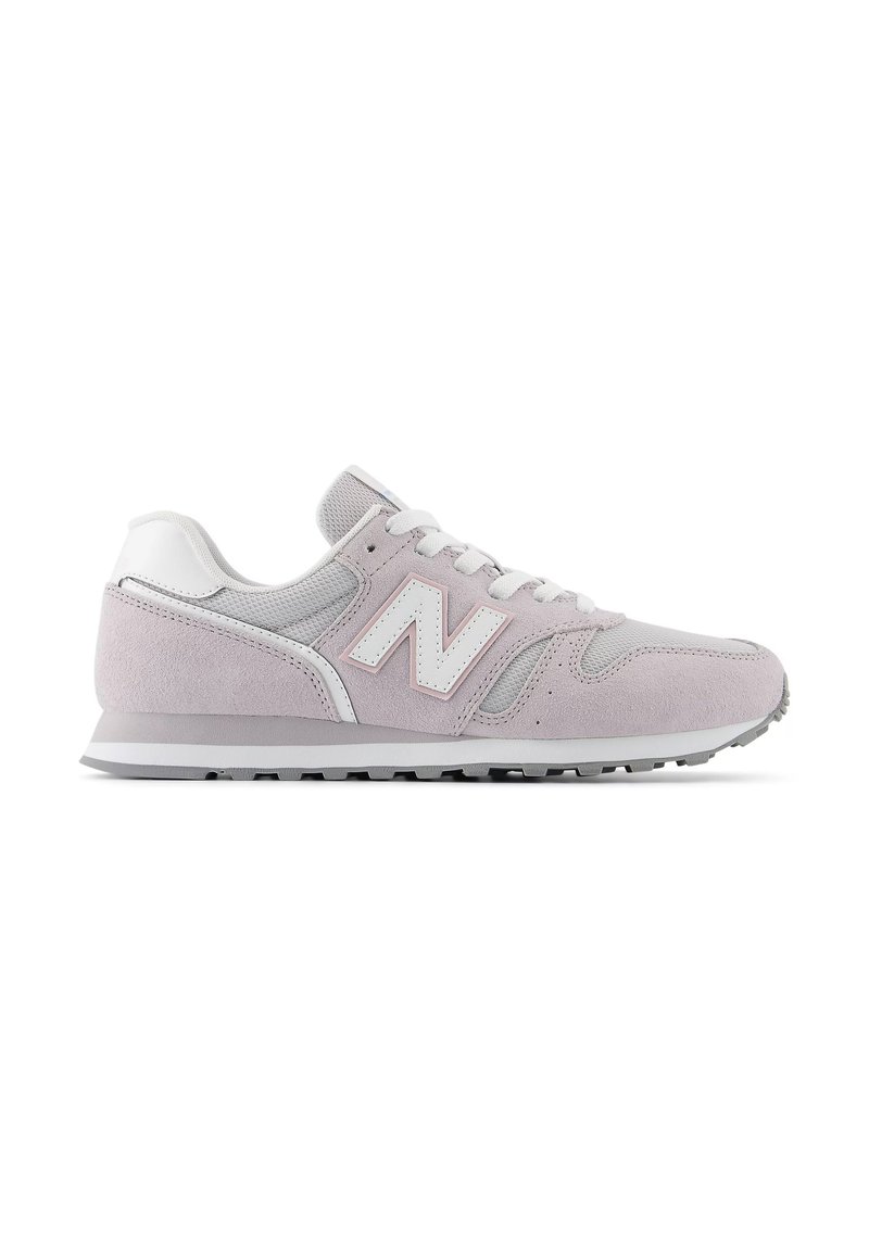 Zapatilla de deporte de ante y malla gris claro con un logo blanco y acentos; cuenta con una parte superior texturizada, un collar acolchado y una suela de goma.