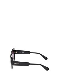 Gafas de sol negras con montura rectangular, lentes con tinte púrpura y patillas delgadas en negro con un acento dorado que muestra el nombre de la marca.