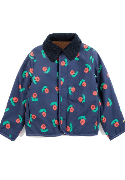 Veste bleu marine avec col en polaire noire, décorée de motifs floraux circulaires verts et orange, manches longues et fermeture à boutons devant.