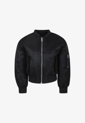 Giacca bomber nera realizzata in tessuto liscio con zip frontale, polsini a coste e tasche laterali. Presenta una tasca con zip sulla manica.