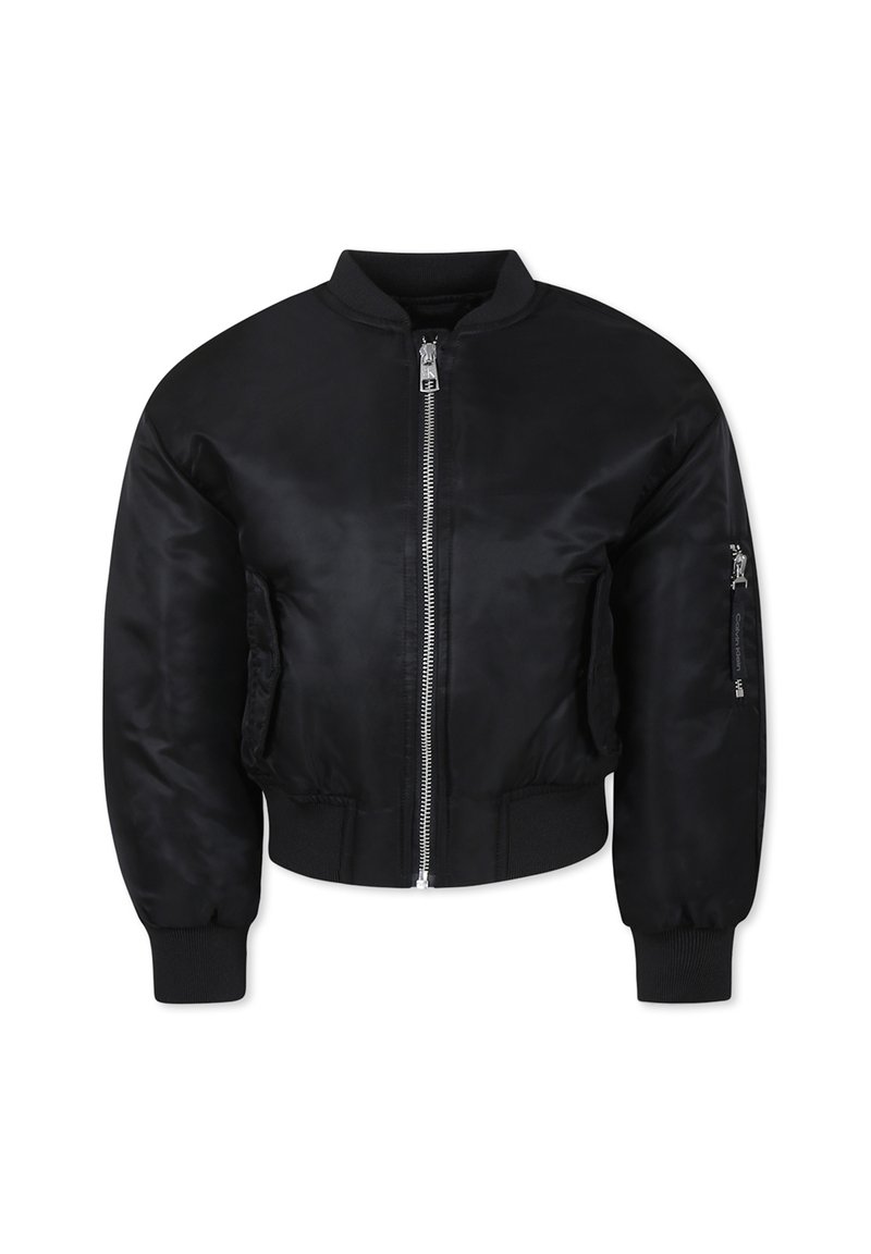 Giacca bomber nera realizzata in tessuto liscio con zip frontale, polsini a coste e tasche laterali. Presenta una tasca con zip sulla manica.