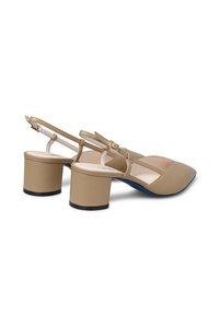 Décolleté beige slingback con punta affusolata, caratterizzate da una finitura in pelle testurizzata, tacco a blocco e cinturino alla caviglia regolabile.