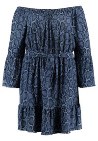 Off-shoulder klänning i marinblått med ormskinnsmönster, långa klockärmar, ett knytbälte i midjan och en volangkant.