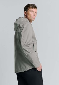 Lichtgrijze waterdichte jack met capuchon, ritszak aan de voorkant en een gladde textuur. Heeft een getailleerd ontwerp en subtiele stikdetails.