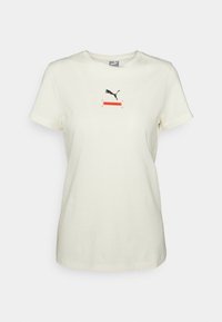 Krátký rukáv, krémové bavlněné tričko s černým logem Puma a oranžovým textem "BETTER SPORTSWEAR" na přední straně.