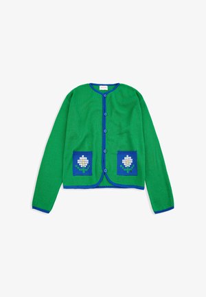 Cardigan vert avec bordure bleue, boutons bleus sur le devant et deux poches bleues chacune ornée d'un motif floral pixellisé blanc.
