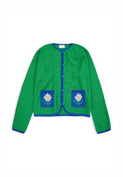 Cardigan vert avec bordure bleue, boutons bleus sur le devant et deux poches bleues chacune ornée d'un motif floral pixellisé blanc.