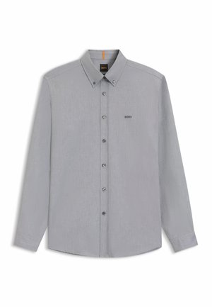 Chemise à manches longues boutonnée en tissu gris clair, dotée d'un col classique, de sept boutons et d'un subtil logo brodé en noir sur la poitrine.