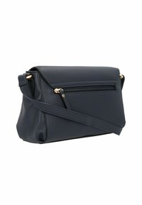Dunkelblaues Leder-Crossbody-Bag mit strukturiertem Oberflächen, einer Reißverschlusstasche auf der Vorderseite und goldfarbigen Hardware-Akzenten.