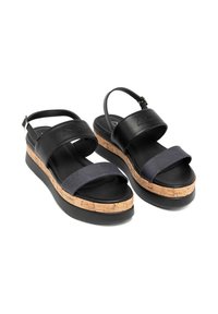 Sandales à deux brides noires et bleu marine avec plateforme en liège. Bride en tissu texturé et boucle réglable à la cheville. Semelle en caoutchouc lisse.