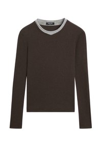 Dunkelbraunes langärmliges V-Ausschnitt-Shirt, über einem hellgrauen Rundhals-Shirt geschichtet, flach auf einem weißen Hintergrund präsentiert.