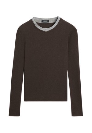 Donkerbruine lange mouwen V-hals shirt, gelaagd over een lichtgrijs shirt met ronde hals, plat weergegeven op een witte achtergrond.