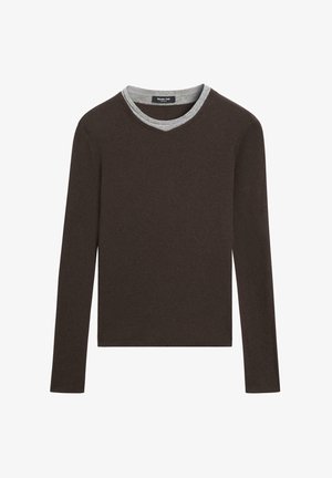 Donkerbruine lange mouwen V-hals shirt, gelaagd over een lichtgrijs shirt met ronde hals, plat weergegeven op een witte achtergrond.