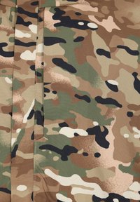 Camo-patroon stof met groen- en bruintinten en zwart. Gestructureerd katoen met een soepele afwerking, met onregelmatige vormen en een mengeling van kleuren.