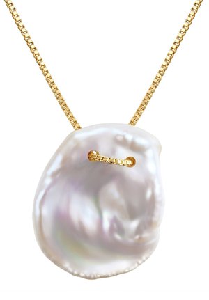 Collier en chaîne dorée mettant en avant une grande perle blanche irrégulière, lustrée, avec une surface lisse et une subtile iridescence.