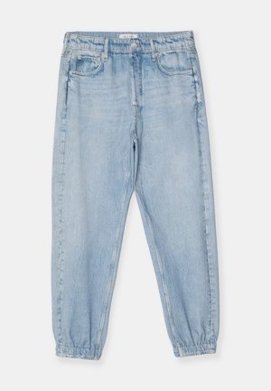 Svetlo modré džínsy s elastickým pásom, zúženými nohavicami a prednými vreckami. Tkanina má mäkkú, textúrovanú povrchovú úpravu.