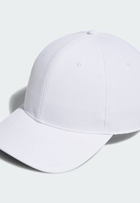 Gorra de béisbol blanca hecha de tela texturizada, con una visera curva y seis ojales de ventilación. Acabado liso sin logotipos visibles.
