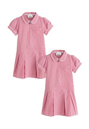 Deux robes identiques à manches courtes à carreaux rouges et blancs avec cols, fermetures éclair à l'avant, poches poitrine et jupes plissées.