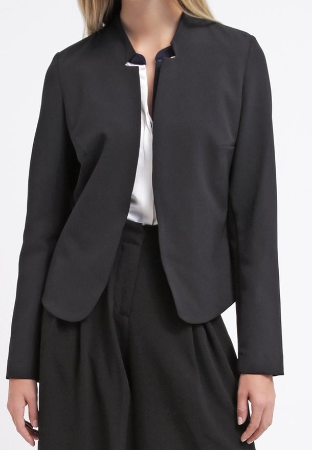 Blazer noir avec un col rond, coupe ajustée et une poche frontale unique. Le tissu semble lisse avec des détails de couture minimaux.