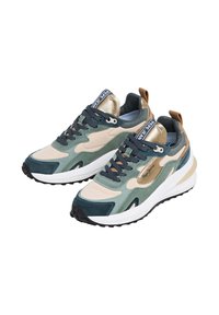 Zapatillas deportivas con una combinación de materiales en verde, beige y dorado, presentan un diseño de cordones, un collar acolchado y una suela texturizada.