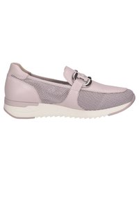 Sneaker rosa chiaro con pannelli in mesh e pelle liscia, un accento decorativo a forma di fibbia e una suola bianca e testurizzata. Design elegante e moderno.