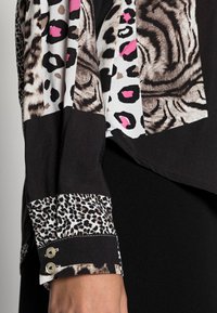 Emily van den Bergh BLOUSE - Blusa - black/white