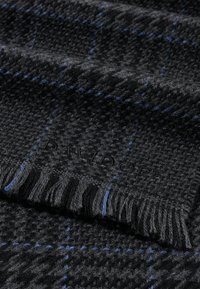 Schwarzer Wollschal mit blauem Kariertmuster, strukturierter Webart und fransigen Rändern. Verfügt über eine eingestickte Markenkennzeichnung im Stoff.