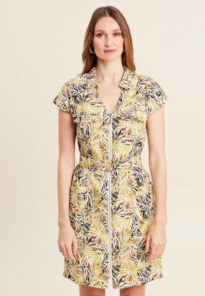 Robe à manches courtes en tissu léger, ornée d'un motif floral jaune, vert, noir et rouge, avec une fermeture éclair à l'avant et une taille cintrée par une ceinture.