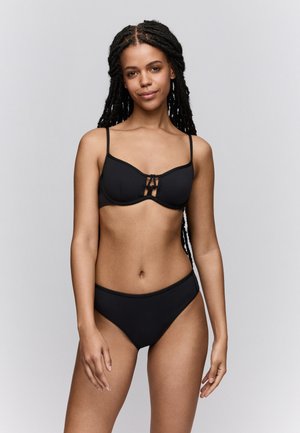 Zwarte bikini set met een gestructureerde top met dunne banden en een smalle uitsnijding in het midden; bijpassende hoogmodel slip, gladde stoftextuur.