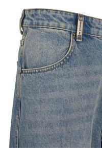 Jeans din denim decolorat au un design clasic cu cinci buzunare, închidere cu buton superior și un brâu cusut cu un accent metalic.