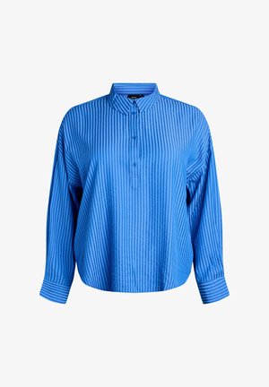 Modra srajca z dolgimi rokavi in navpičnimi črtami, z dvignjenim ovratnikom, gumbnim zapiranjem s tremi gumbi in z gumbnimi manšetami.