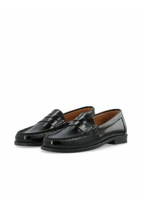 Sorte læder loafers med en glat overflade, der har et syet mokkasin-design og en lav hæl. Klassisk slip-on stil med detaljerede accenter.