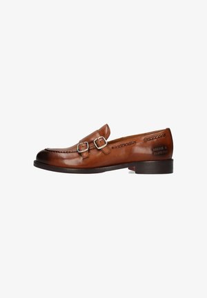 Mocasines de cuero marrón con un acabado suave, que presentan hebillas dobles decorativas, un acento trenzado y un tacón bajo y redondo.