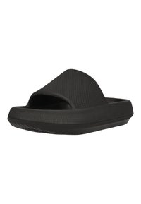 Schwarze Textur-Slidesandale mit einem breiten Riemen und dicker, gepolsterter Sohle, frontale Ansicht in einem Winkel vor weißem Hintergrund.