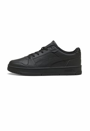 Sneaker Puma basse noire avec tige en cuir, fermeture à lacets, perforations sur l’avant du pied, et semelle texturée avec logo Puma au talon.