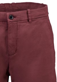 Pantaloni di cotone bordeaux con tessuto a trama, chiusura con bottone, passanti per cintura e tasca frontale sul lato sinistro.