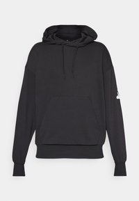 Schwarzer Kapuzenpullover mit langen Ärmeln, vorderer Kängurutasche, verstellbarer Kordelzug-Kapuze, gerippten Bündchen und einem weißen Logo am rechten Ärmel.