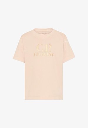 T-shirt beige a maniche corte con logo dorato "C.P. COMPANY" stampato sul petto, collo tondo e design semplice.