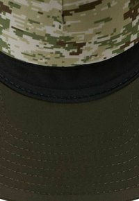 Camo-muster Baseballkappe mit einem grün-beige-braunen Druck auf dem oberen Panel, einem schwarzen Baumwollschirm und sichtbaren Nähdetails.