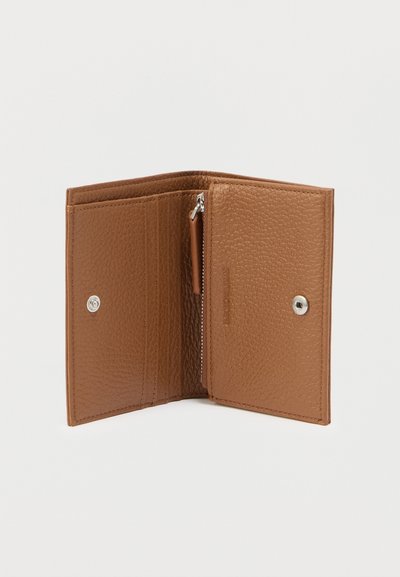 Καφέ δερμάτινο πορτοφόλι με υφή, που διαθέτει θήκες για κάρτες, θήκη με φερμουάρ και κλείσιμο με κουμπί.