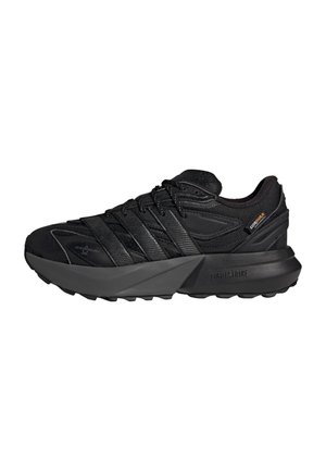 Sneaker sportiva nera con suola spessa e testurizzata, tomaia in mesh e tessuto, lacci in corda e dettagli brandizzati sul lato e sul tallone.