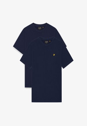 Divas vienkāršas tumši zilaņģa zilas īsām piedurknēm T-krekli ar apaļu kakla izgriezumu, viens slāņots aiz otra, priekšpusē neliela dzeltena izšūta logotipa zīme.