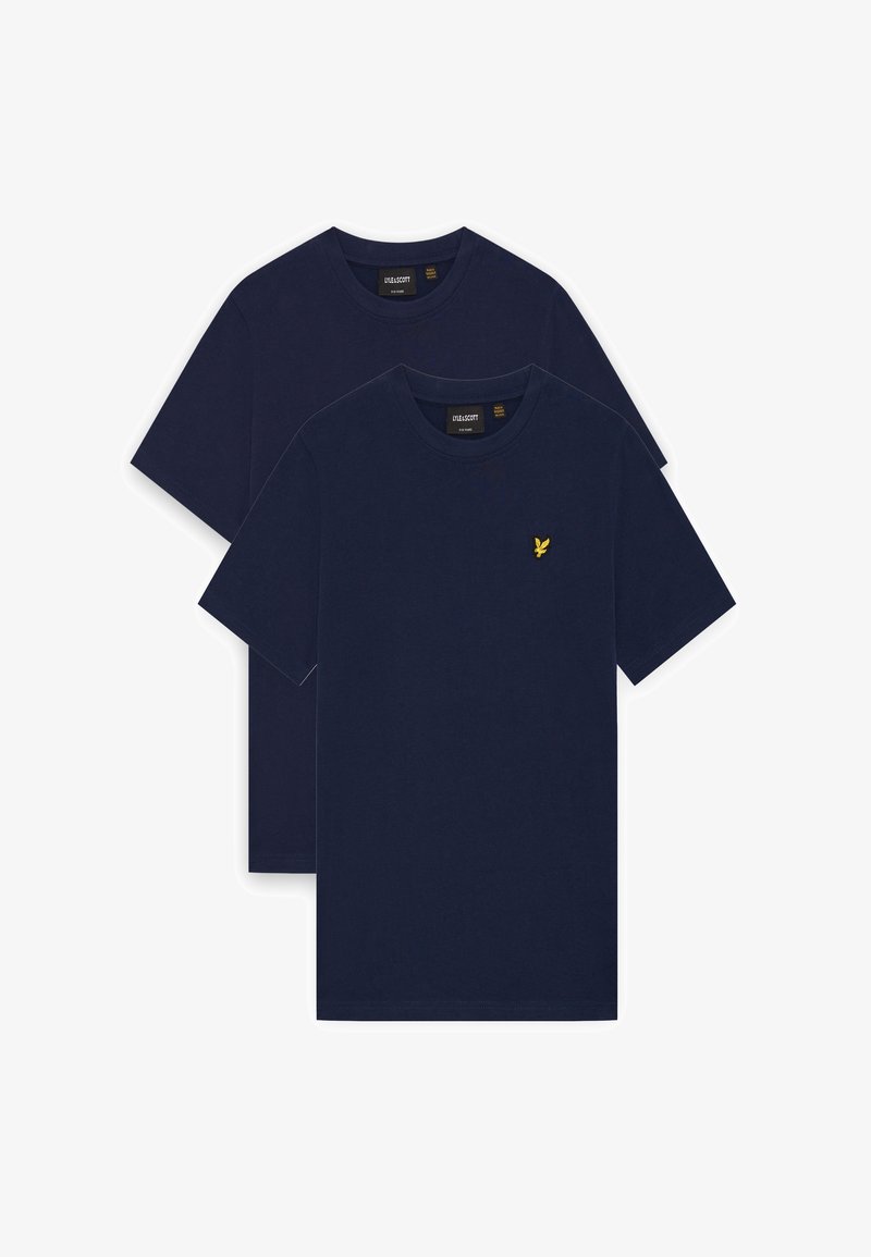 Két egyszerű sötét tengerészkék rövid ujjú, kerek nyakú póló, egymás mögött rétegezve, elöl kis sárga hímzett logóval.