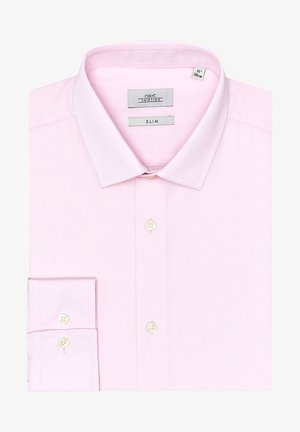 Kapeasti istuva vaaleanpunainen puuvillapaita, jossa on terävä kaulus, etuosan napitus ja napilliset hihansuut, joiden sisäpuolella on kontrastivärinen kangas.